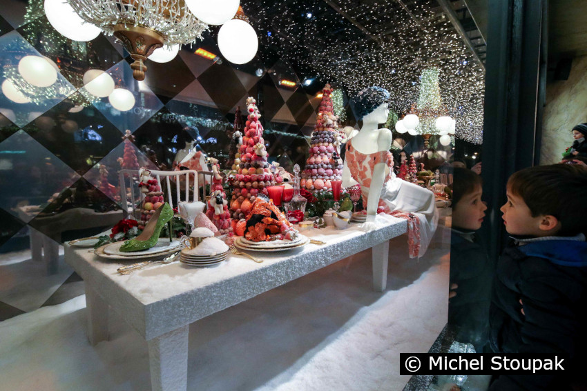 1/11. Les vitrines de Noël 2013 des grands magasins à Paris. © Michel Stoupak. Sam 07.12.2013, 18h31m07. 1/11. Les vitrines de Noël 2013 des grands magasins à Paris. © Michel Stoupak. Sam 07.12.2013, 18h31m07.