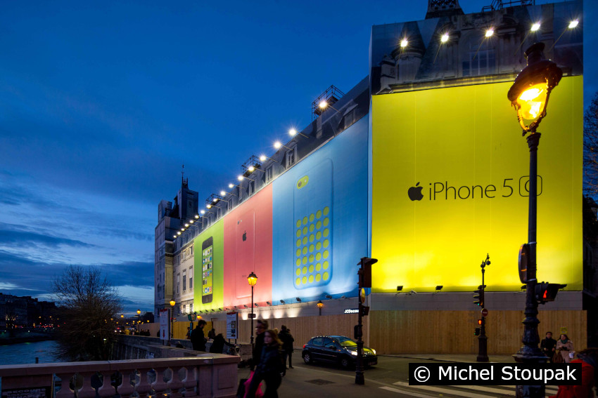 1/4. Le quai des Orfèvres support de pub pour l’iPhone. © Michel Stoupak. Sam 21.12.2013, 17h12m41. 1/4. Le quai des Orfèvres support de pub pour l’iPhone. © Michel Stoupak. Sam 21.12.2013, 17h12m41.