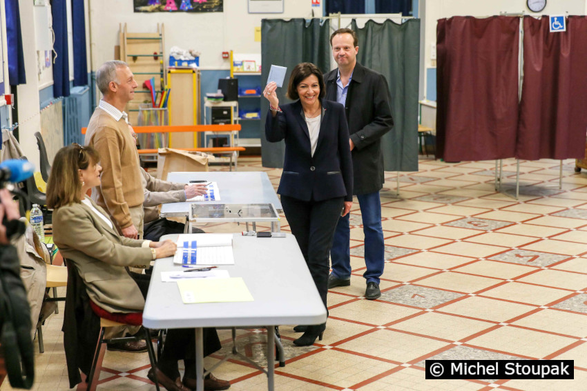1/2. 07h12m41. Dim 30.03.2014. Municipales de Paris : Hidalgo vote dans le 15e arrondissement. © Michel Stoupak.