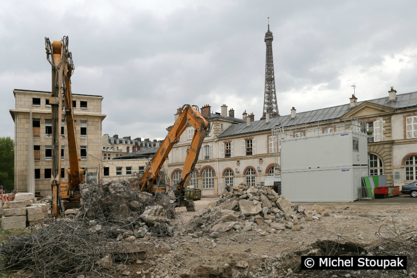 1/6. 16h42m50. Sam 19.04.2014. Le siège de Météo France fait place à une future église orthodoxe. © Michel Stoupak. 1/6. 16h42m50. Sam 19.04.2014. Le siège de Météo France fait place à une future église orthodoxe. © Michel Stoupak.